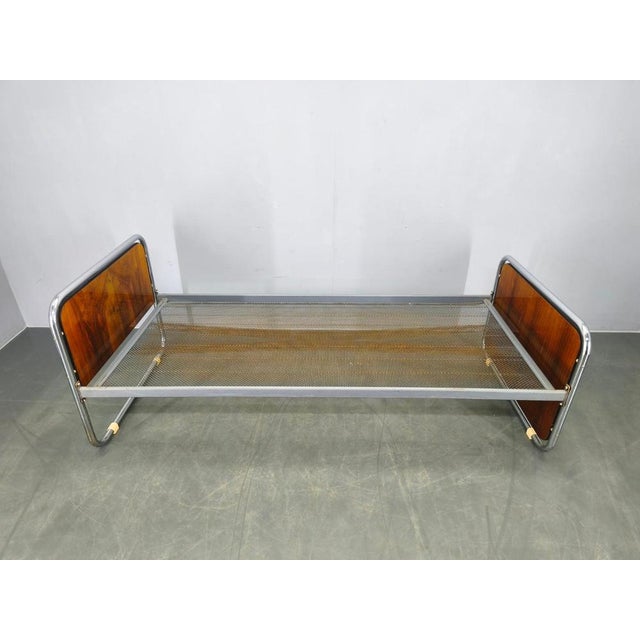 1930s Bauhaus Tubular Steel Bed with Walnut Panels, Czechoslovakia, 1930s For Sale - Image 5 of 17