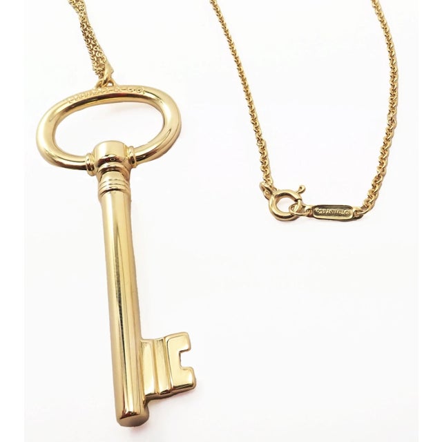 Tiffany & Co. Yellow Gold Oval Key Pendant Necklace For Sale In Philadelphia - Image 6 of 6