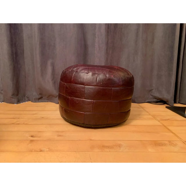 Leather, patchwork De Sede pouffe from the 1970s. In original and good condition. Timeless and comfortable form. This...