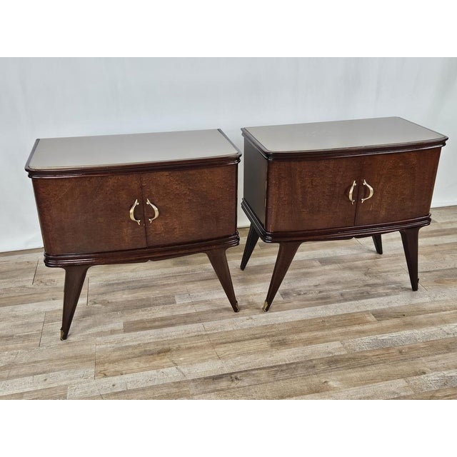 Fine and elegant pair of 1950s bedside tables Mid Century in mahogany feather with double door and internal space. The top...
