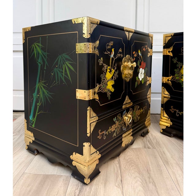 1970s Pair of 1970s Chinoiserie Black Lacquer Nightstands With Hand-Painted Birds & Brass Hardware For Sale - Image 5 of 17