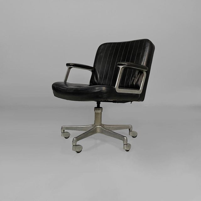 Italian Modern Leather and Metal Armchair by Osvaldo Borsani for Tecno, 1970s For Sale - Image 6 of 18