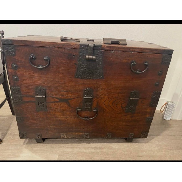 Brown Antique Korean Money Chest Trunk 18th Century Whirlong Log Accents For Sale - Image 8 of 9