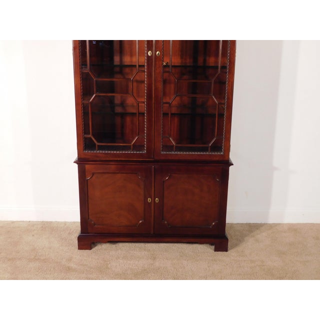 1990s Kindel Winterthur Collection Mahogany 2 Piece Display Curio Cabinet Breakfront For Sale - Image 5 of 18
