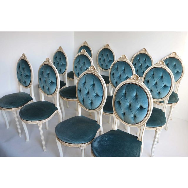 Set of 12 Vintage Blue Velvet Chairs – Italian and Queen Anne Style This beautiful set of 12 vintage chairs blends Italian...