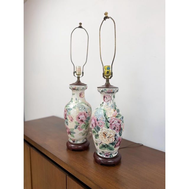 English Mid 20th Century Floral Chinoiserie Lamps Pair Vintage Off White Pink Accent Asian Table Lamp - Pair For Sale - Image 3 of 9