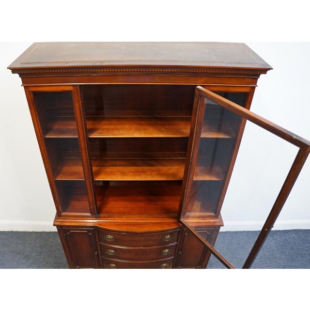 Bernhardt Furniture Solid Mahogany Traditional Duncan Phyfe Style 44" China Cabinet For Sale In Kansas City - Image 6 of 16
