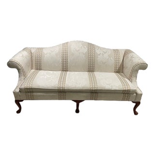 1990s Ethan Allen Georgian Court Queen Anne Camelback Sofa in Cream Damask For Sale