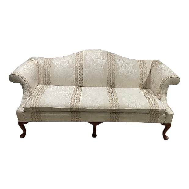 1990s Ethan Allen Georgian Court Queen Anne Camelback Sofa in Cream Damask For Sale