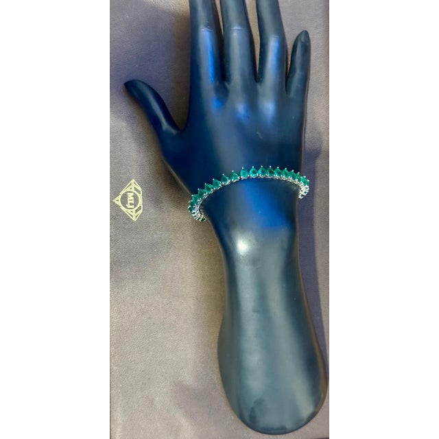 2020s 30 Ct Natural Heart Shape Emerald Cocktail Tennis Bracelet 14 Kt White Gold 7" For Sale - Image 5 of 8