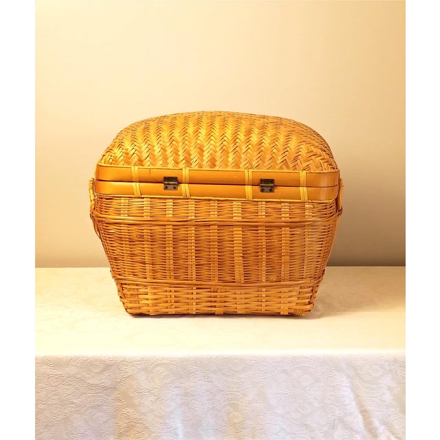 Decorative Anglo-Indian Inspired Style Bamboo Rattan Blanket Hamper | Large Chinoiserie Keepsake Chest | Vintage Lidded Storage For Sale - Image 4 of 16