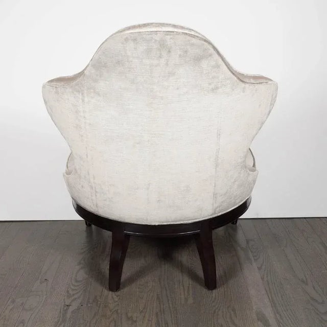 Wood 1940s Hollywood Regency Crest-Back Button-Tufted Chair in Platinum Velvet For Sale - Image 7 of 8