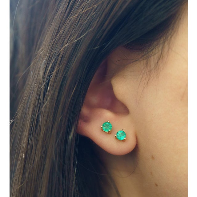 1/2 Carat Natural Emerald Round 4mm 3-Prong 14k Gold Stud Earrings - 2 Pieces For Sale In Miami - Image 6 of 7