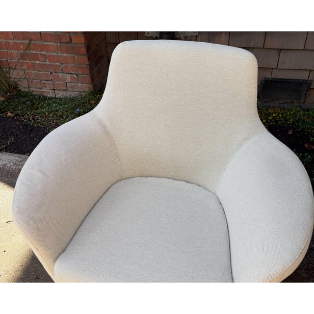 Contemporary Coalesse by Steelcase Lounge Swivel Chair – Pearson Lloyd – Ivory Upholstery For Sale - Image 3 of 6