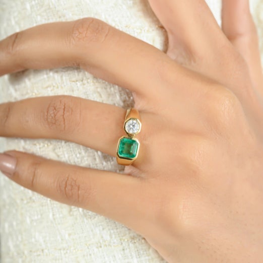 Cushion Cut Emerald Diamond Toi Et Moi 18k Gold Ring Size 5 For Sale - Image 4 of 12