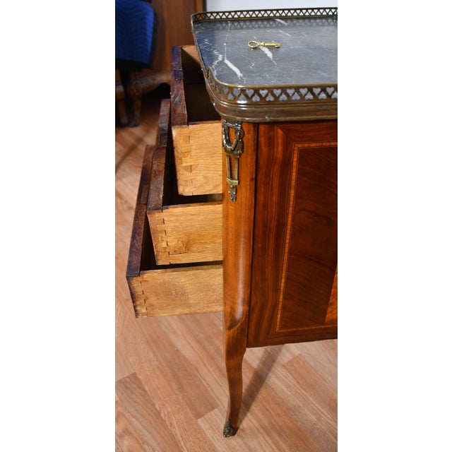 1900 French Louis XV Walnut Satinwood Marble Top Nightstand Bedside Table For Sale - Image 11 of 14