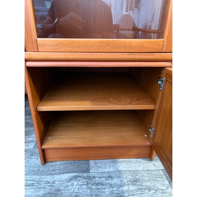A Pair of Mid-Century Modern Danish Lighted Curio Display Cabinets by Sun Cabinet. Circa 1970s For Sale - Image 16 of 18
