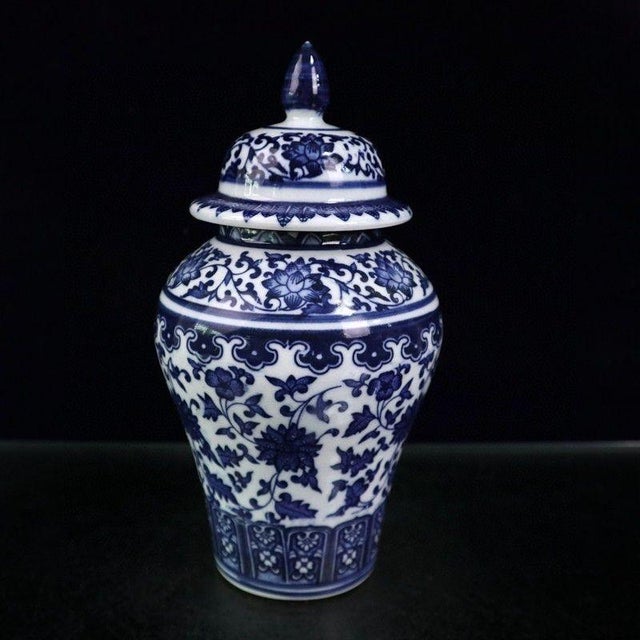 Chinese Chinoiserie Blue and White Interlocking Lotus Porcelain Lidded Ginger Jar For Sale - Image 4 of 7