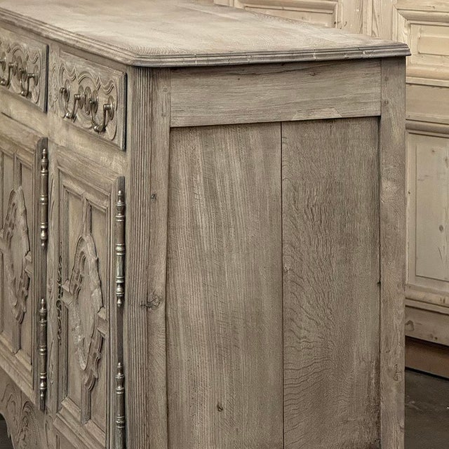 18th Century Country French Louis XIII Buffet in Stripped Oak For Sale - Image 10 of 18