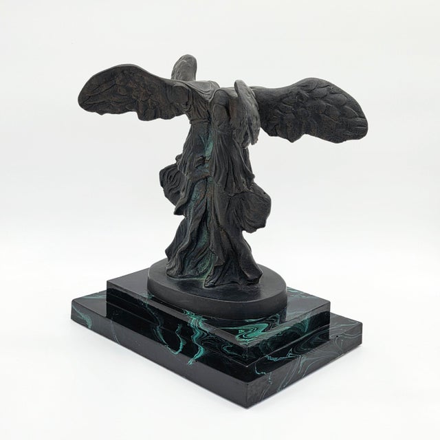 Hollywood Regency 1960s Salvador Dalí Two Nikes Resin Sculpture on Marble Base For Sale - Image 3 of 11