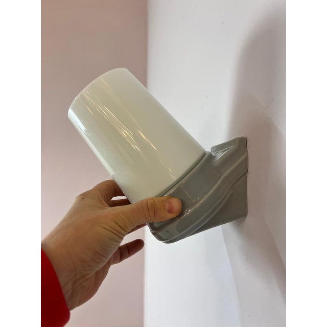 Ifö Modell 6075 in hellgrau als Einzelleuchte. Die Lampe benötigt einen direkten Wandanschluss. Wagoklemmen, Schrauben und...