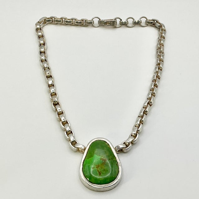 Lime 1980s Vintage Southwestern Navajo Americana Carico Lake Sterling & Green Turquoise Pendant Necklace For Sale - Image 8 of 14