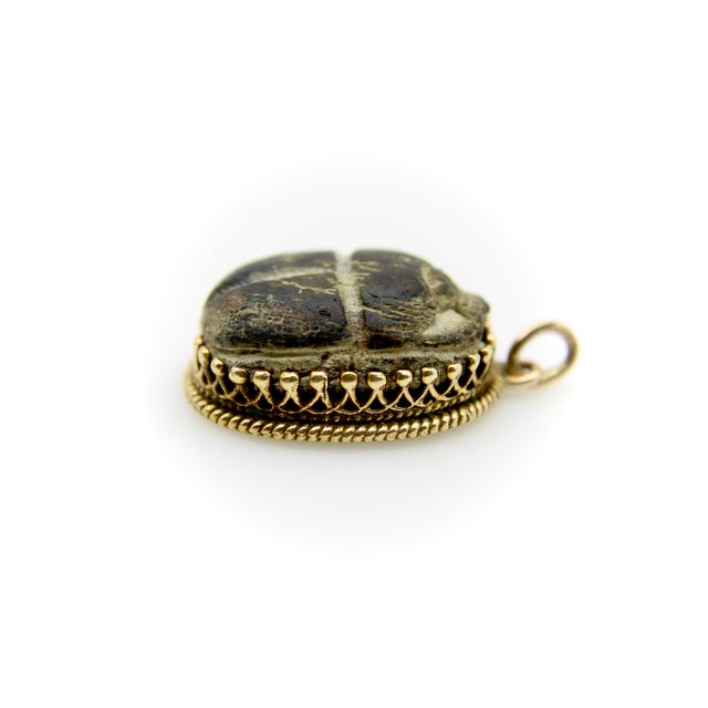 Traditional 1920s 14k Gold Egyptian Revival Scarab Faience Pendant With Decorative Border For Sale - Image 3 of 9