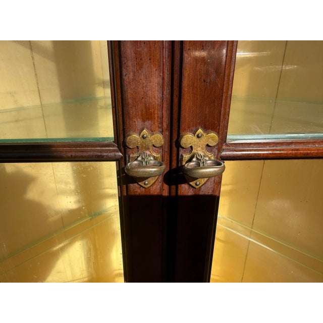 Traditional English Georgian Style Carved Mahogany Corner Cabinet With Carved Shell Motif For Sale - Image 3 of 7