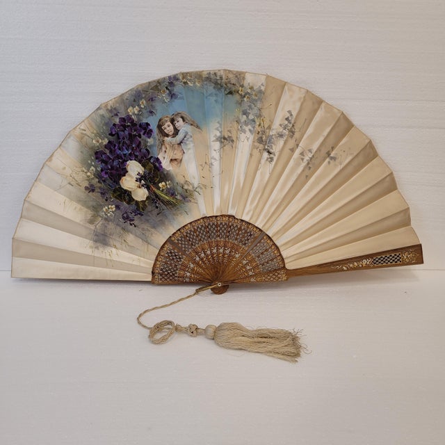 Large Romantic Pericón Fan in Painted Silk and Gilded and Silvered Wood, 1890s For Sale - Image 10 of 18