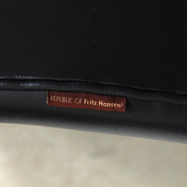 Swan Chair in Original Black Aura Leather by Arne Jacobsen For Sale - Image 16 of 18