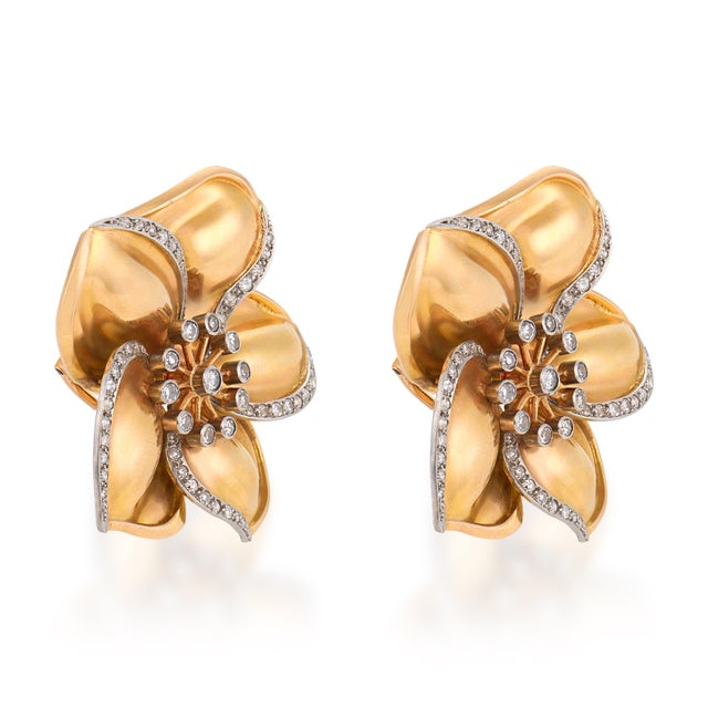 Mid-Century Modern 1940s Pair of Retro Diamond 18k Yellow Gold Flower Brooch Pair For Sale - Image 3 of 6