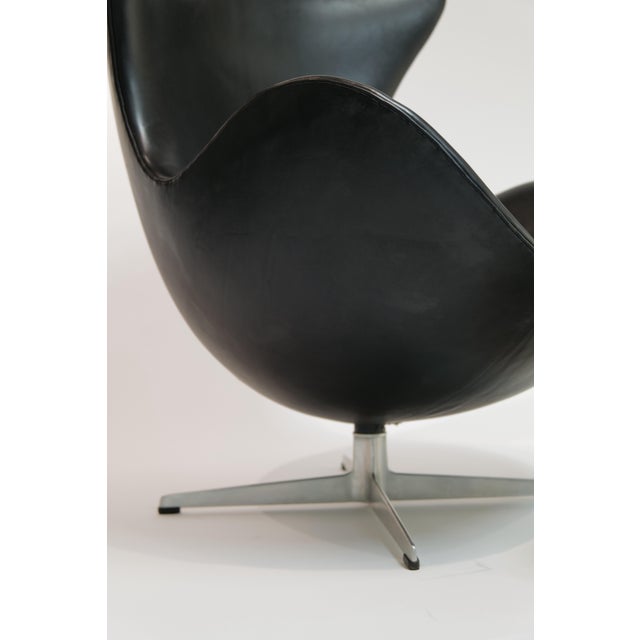 Mid 20th Century Arne Jacobsen Black Leather Egg Chair with Ottoman for Fritz Hansen For Sale - Image 11 of 15
