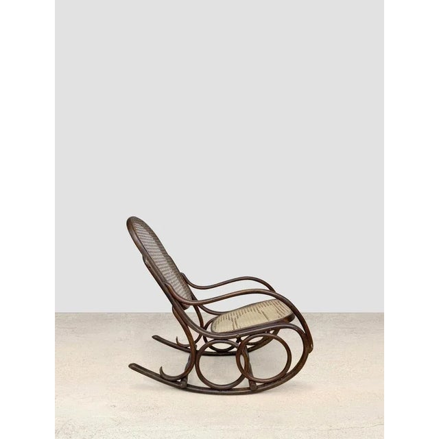 By Michael Thonet Spectacular Thonet rocking chair, in noble wood and straw. 54 x 110 x 106 cm