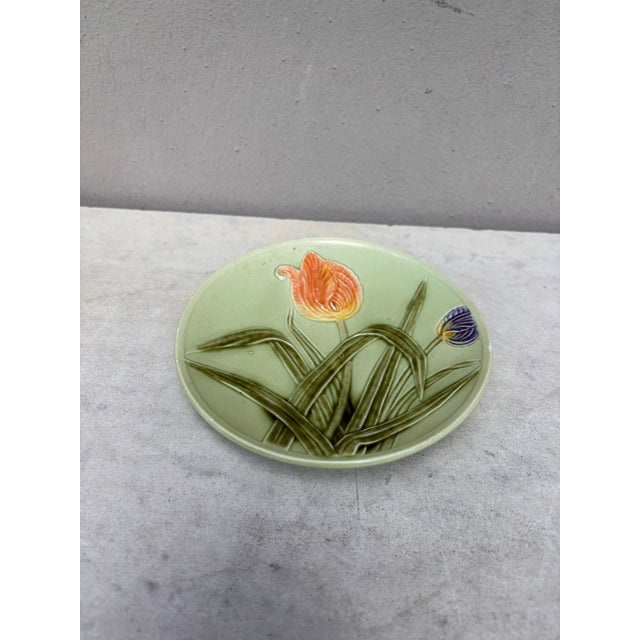 Small German Majolica Tulip Plate Circa 1900. Diameter / 6 inches.