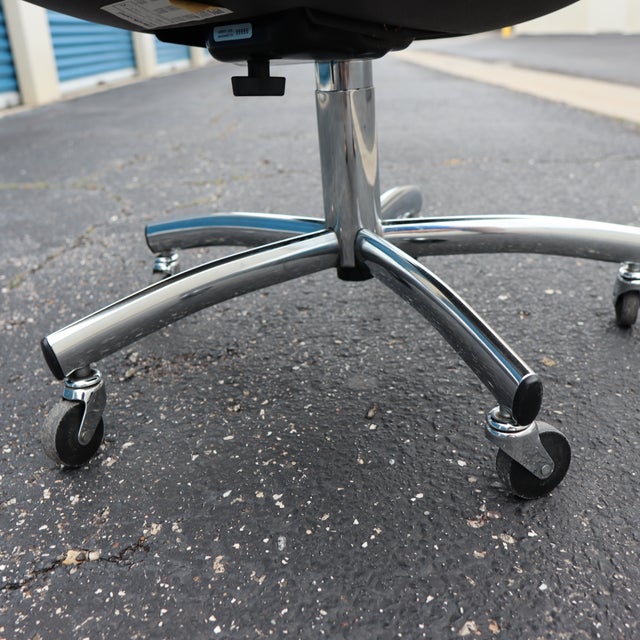 1980s Vintage 1988 Steelcase 454 311 Postmodern Executive Swivel Chair Bouclé Oatmeal For Sale - Image 5 of 13