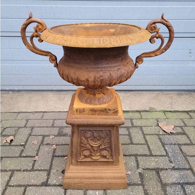Cast Iron Vase with Ears Planter with Pedestal, in Very Good conditions. Designed 1920 to 1949