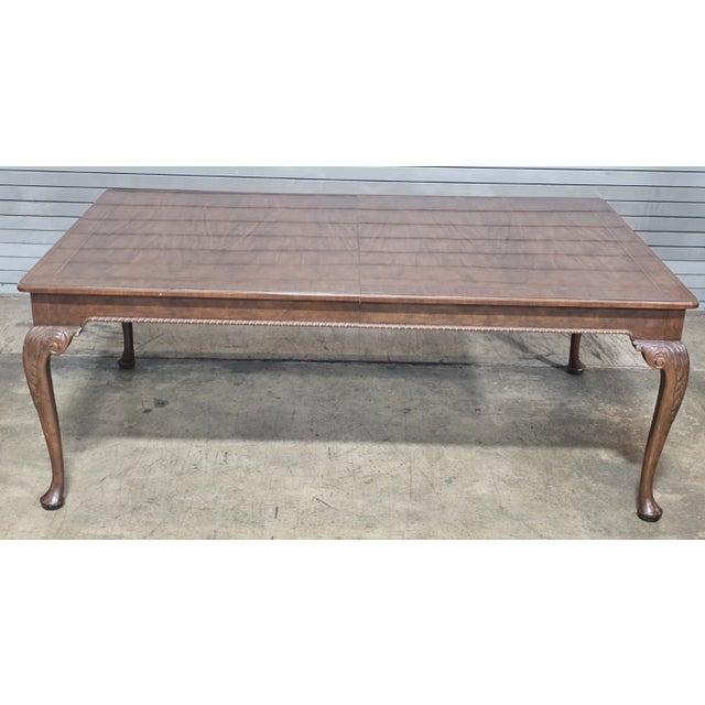 Queen Anne Late 20th Century Baker Stately Homes Queen Anne Burled Walnut Extension Dining Table 4 Leaves For Sale - Image 3 of 12