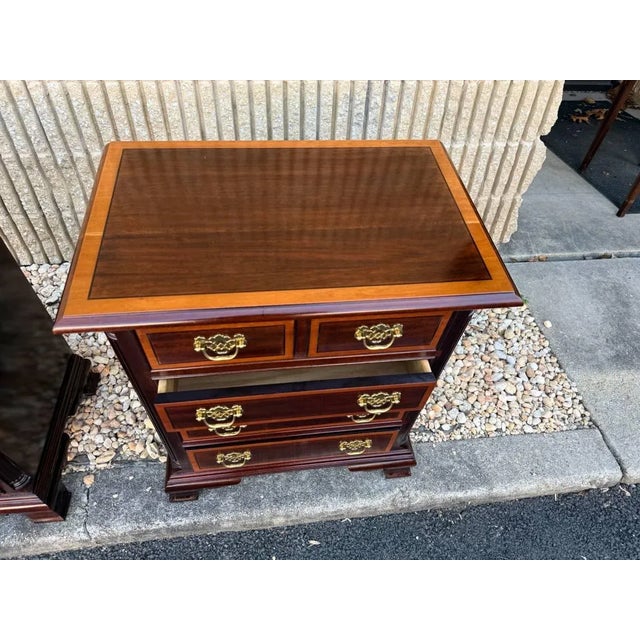 Stickley Pair of Stickley Matching Chippendale Style Inlaid Mahogany Nightstands or Small Bachelor's Chests. For Sale - Image 4 of 15