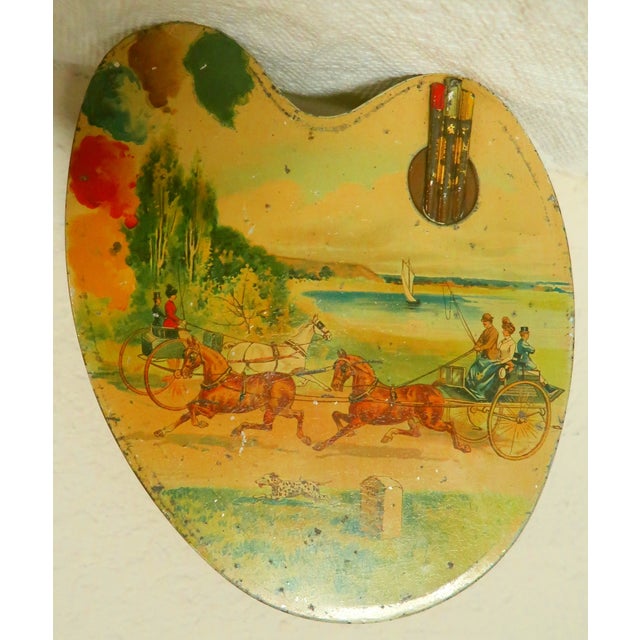 Art Deco Antique Huntley & Palmers Scarce Palette Shaped Biscuit Tin, c.1910, Rare Lithographyed Horse Drawn Hurdy Gurdy For Sale - Image 3 of 18