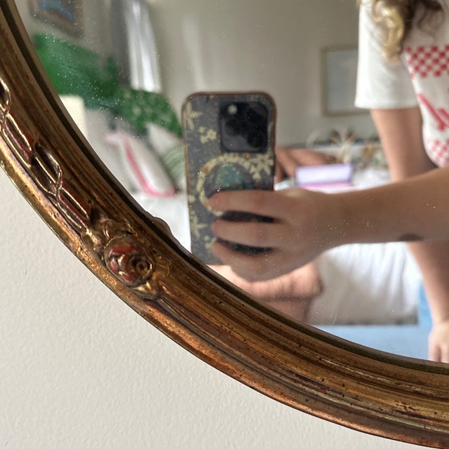 1970s Vintage Round Bow and Ribbon Wall Mirror With Gold and Red Finish For Sale - Image 5 of 10