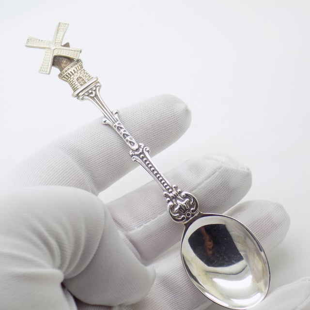 This charming teaspoon was handmade in the 1970s/1980s. Crafted in Sterling Silver (hallmarked 925/000), it features a...