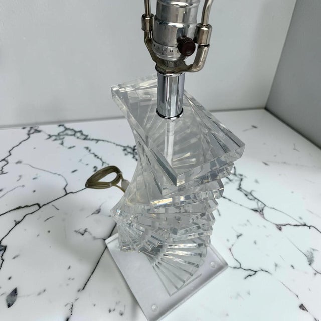 Mid-Century Modern 1970s Lucite Helix Spiral Table Lamp For Sale - Image 3 of 9
