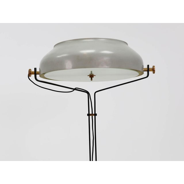 Oscar Torlasco Floor Lamp with Brass Accents by Osvar Torlasco for Lumi Milano, 1960s For Sale - Image 4 of 11