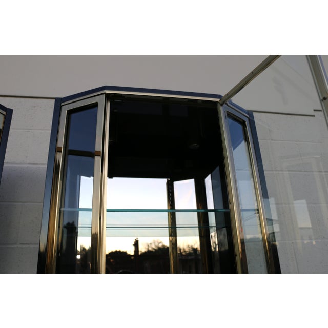 Pair of Mid-Century Modern Henredon Black Lacquer & Brass Glass Display Cabinets With Lighting For Sale - Image 13 of 18