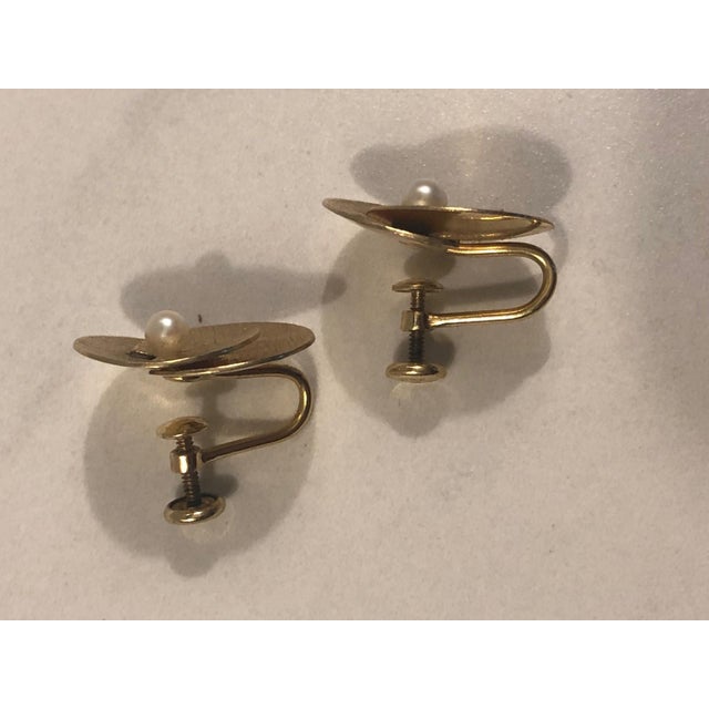 Metal 1950s Carl Art 12k Gf & Pearl Modernist Swirl Earrings, A Pair For Sale - Image 7 of 9