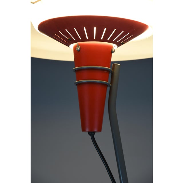Philips Mid-Century Tripod NX 38 Floor Lamp with Red Cone and Grey Saucer Shade by Louis Kalff for Philips, Netherlands, 1950s For Sale - Image 4 of 14