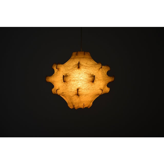 Metal and resin pendant light designed in the 1960s. Model: Taraxacum. Maximum height with cable: 190 cm. Good condition,...