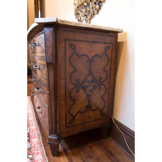 Mid 18th Century 18th Century Italian Walnut Veneered Commode With White Marble Top For Sale - Image 5 of 11