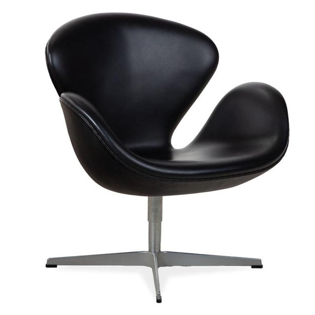 Swan Swivel Chair in Black Leather by Arne Jacobsen for Fritz Hansen For Sale - Image 14 of 14