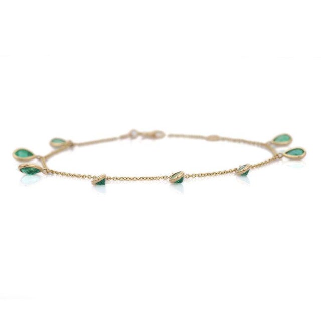 Pear Cut Emerald Charm Chain Bracelet in 18k Yellow Gold For Sale In New York - Image 6 of 8